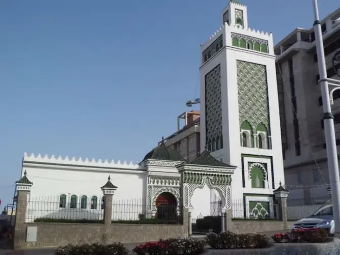 تعبيرات معادية للإسلام على باب مسجد بفرنسا