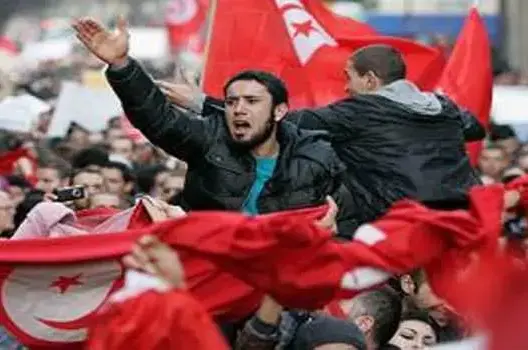 الاحتجاجات في تونس تصل للعاصمة والداخلية تحظر التجول ليلا
