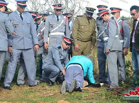 إعادة تمثيل جريمة اغتصاب طفل ورميه في بئر (صور)