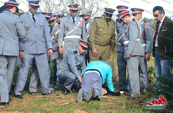 إعادة تمثيل جريمة اغتصاب طفل ورميه في بئر (صور)