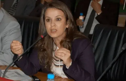 من جوج فرانك إلى الساعتين..لماذا يتم تغييب الخطاب السياسي في الصحافة واستحضار قضايا “فارغة “