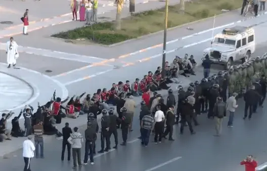 معطلون بالعيون يدينون “القبضة الأمنية” المطوقة لاحتجاجاتهم