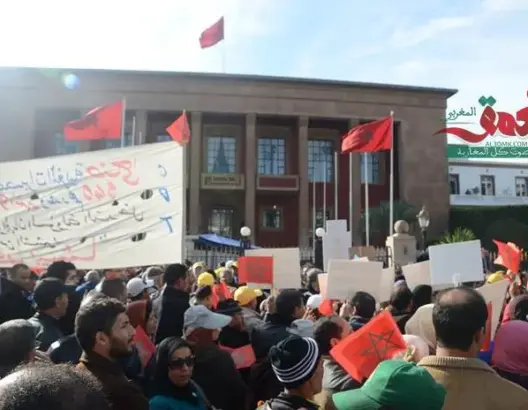 المعلطون المكفوفون ينعزلون عن وقفة النقابات والأمن يمنعهم من الوصول للمستشارين
