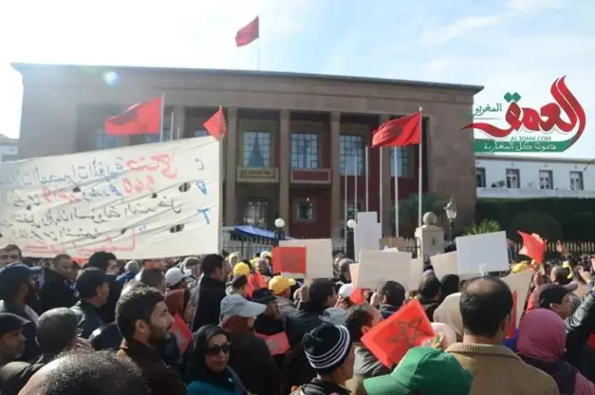 المعلطون المكفوفون ينعزلون عن وقفة النقابات والأمن يمنعهم من الوصول للمستشارين