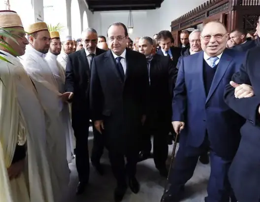 هولاند يزور مسجد باريس الكبير بشكل مفاجئ