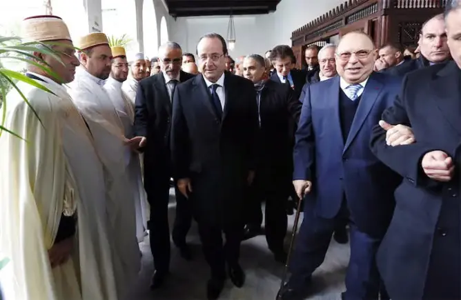 هولاند يزور مسجد باريس الكبير بشكل مفاجئ