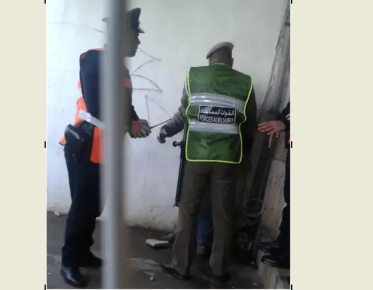 رجلا أمن يضربان سائق حافلة بتمارة