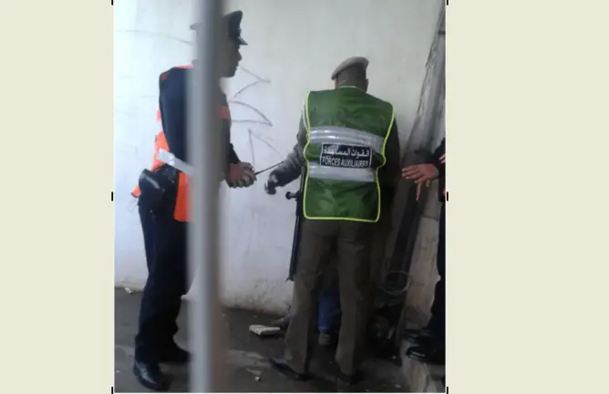 رجلا أمن يضربان سائق حافلة بتمارة