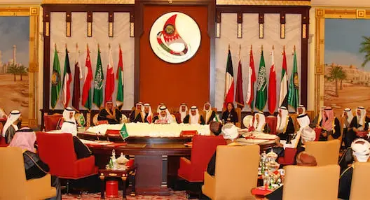 الإمارات تستدعي سفير إيران ودول الخليج تدين إيران