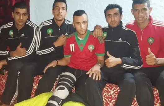 المنتخب الوطني يزور المشجع الودادي الذي بترت رجله