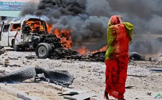 مقتل 21 شخصا على الأقل في انفجارين بالصومال