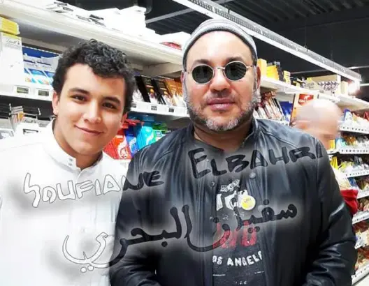 الملك يلتقط صورا مع مغاربة فرنسا أثناء جولة “شوبينغ”