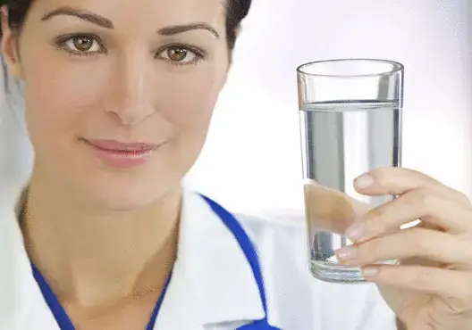 أكل الماء أكثر فائدةً لصحّتك من شربه.. آخر ما توصّل له خبراء التغذية