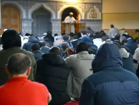 فرنسا تطالب بإعادة تكوين الأئمة الجزائريين في المغرب