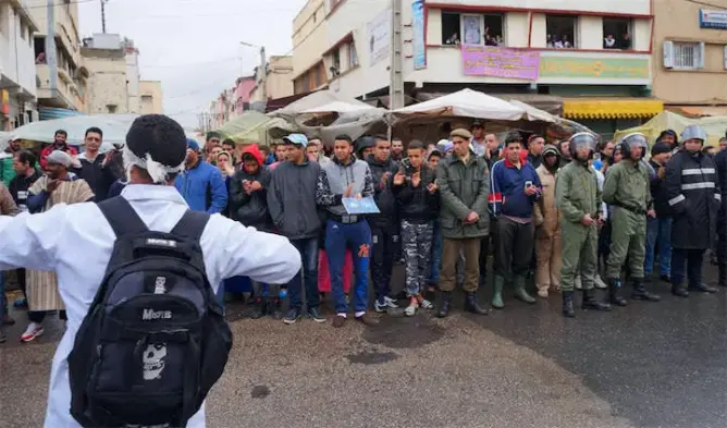الأمن يطوق مسيرة للأساتذة المتدربين بسوق شعبي بالرباط (صور)