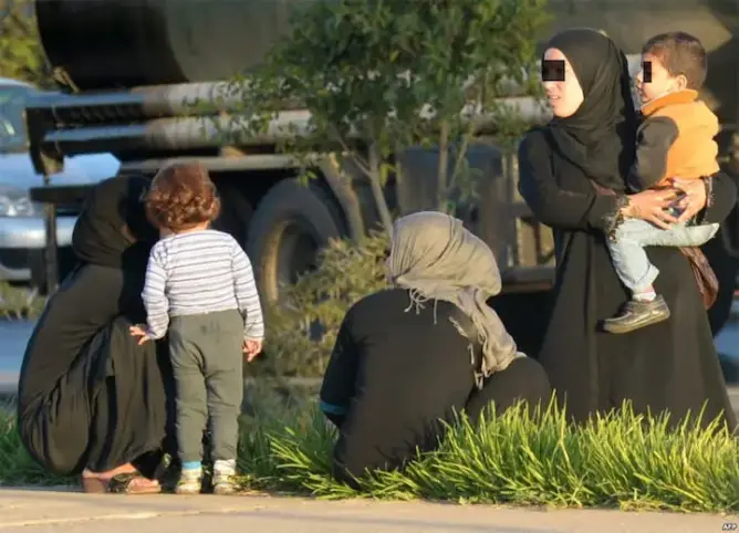 أعضاء في حزب مزوار يصفون اللاجئين السوريين بـ”الكوارث الاجتماعية”