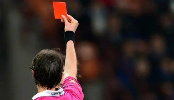 إشهار الورقة الحمراء يتسبب في مقتل حكم مباراة بالرصاص