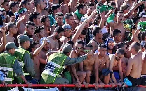 إحراق 11 سيارة وتوقيف 22 شخصا حصيلة شغب مباراة الرجاء والفتح