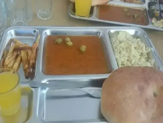 طلبة الأقسام التحضيرية بأكادير وكلميم يشتكون من سوء التغذية (صور)