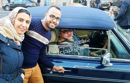 الملك يلتقط صورا مع مواطنين بالبيضاء ويظهر بسيارة جديدة