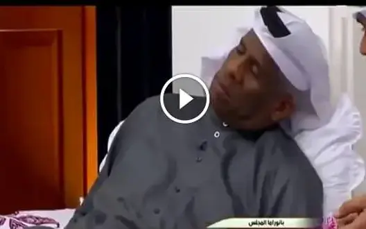 لقطة طريفة..محلل رياضي قطري يغط في نوم عميق أثناء المباشر (فيديو)