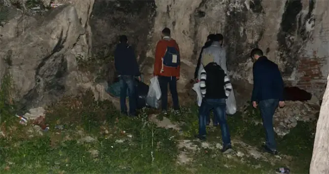 “دفئ الشوارع” تستمر في توزيع التبرعات على متشردي تطوان (صور)