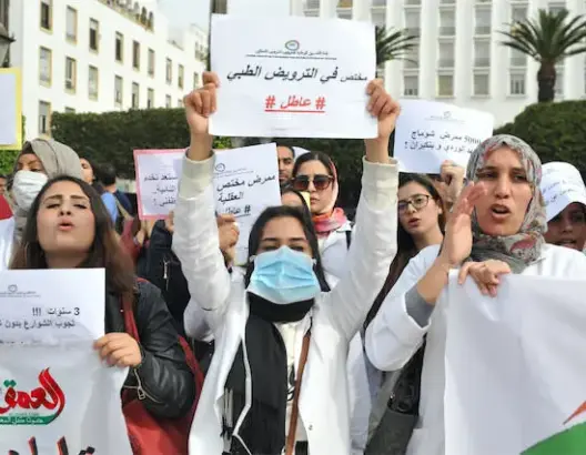 قلة مناصب الشغل تدفع الممرضين للاحتجاج أمام البرلمان (صور)