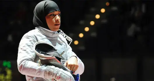 أول مسلمة محجبة تمثل أمريكا في رياضة المبارزة بالسيف