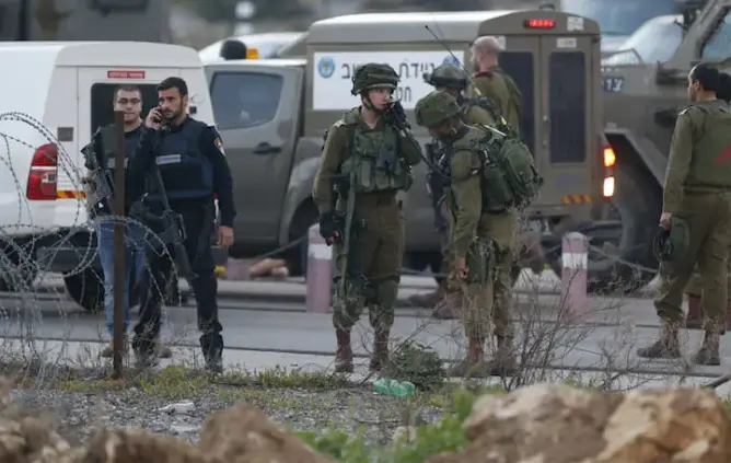 الاحتلال يعتقل 13 فلسطينيا من الضفة الغربية