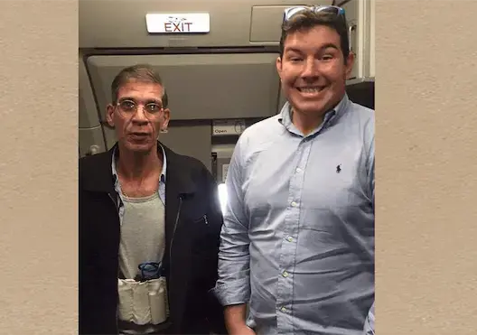سابقة.. صورة تذكارية بين مختطَف ومختطِفه على متن الطائرة المصرية