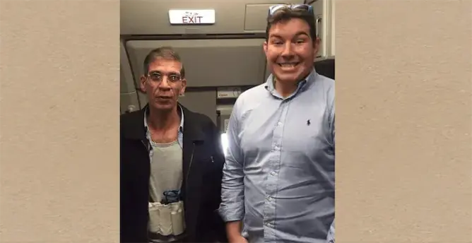 سابقة.. صورة تذكارية بين مختطَف ومختطِفه على متن الطائرة المصرية