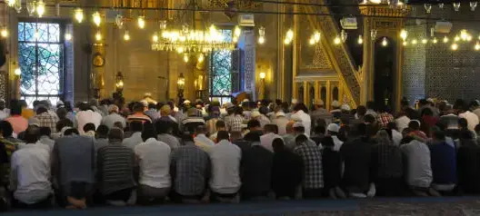 استلم نسختك على باب المسجد.. خطبة الجمعة في تركيا باللغة العربية