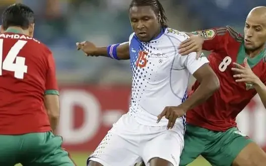 الشوط الأول ينتهي على إيقاع البياض بين المغرب والرأس الأخضر رغم أفضلية الأسود