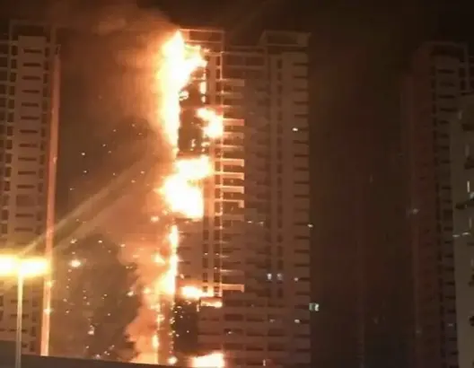 حريق يندلع في برجين بالإمارات مخلفا 5 إصابات