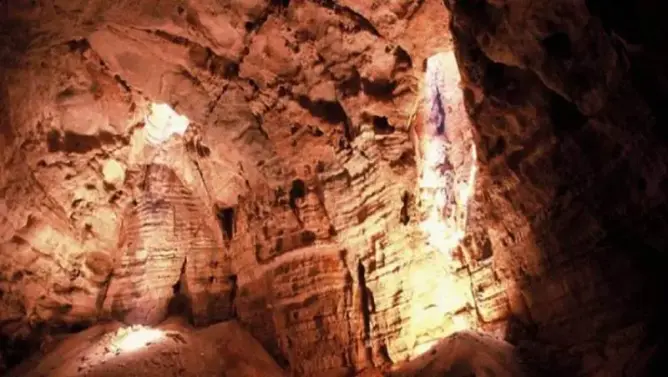 علماء جيولوجيا يكتشفون كهفين في سلطنة عمان