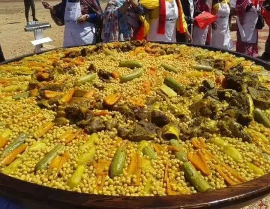 إعداد أكبر قصعة كسكس بالصحراء المغربية‎ (فيديو)