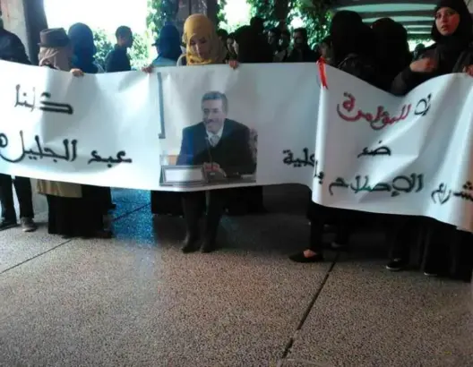 سابقة.. طلبة كلية يحتجون لإرجاع عميد إلى منصبه