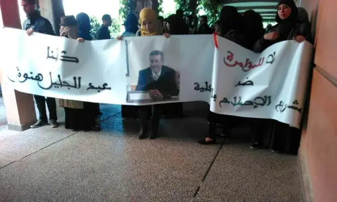 سابقة.. طلبة كلية يحتجون لإرجاع عميد إلى منصبه