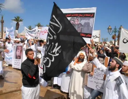 مدافعون عن “المعتقلين الإسلاميين” يحتجون أمام مقر “بيجيدي”