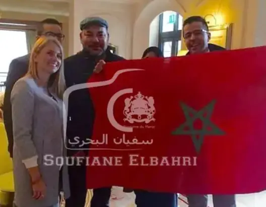 الملك يلتقط صورا مع مغاربة من قلب الفندق الذي يقيم فيه بالتشيك