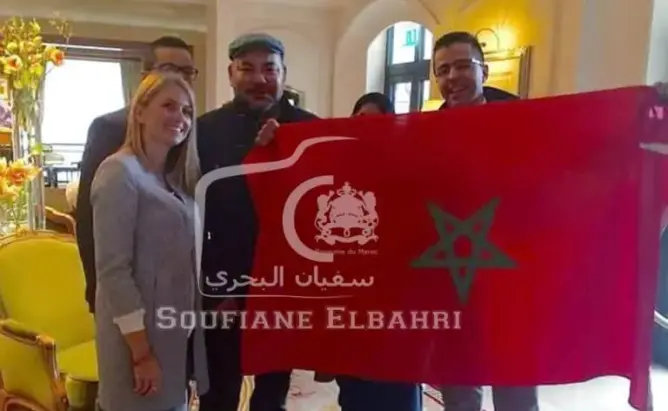 الملك يلتقط صورا مع مغاربة من قلب الفندق الذي يقيم فيه بالتشيك