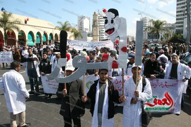 الأساتذة المتدربون يبدعون أشكالا جديدة في مسيرة البيضاء (صور)