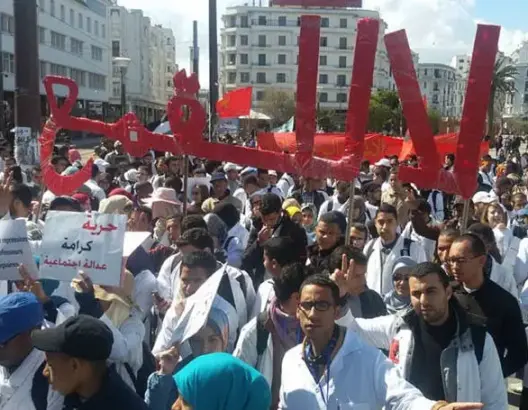 الأساتذة المتدربون يحتجون بالبيضاء ويرفعون شعار “عيطوا على الدولة”