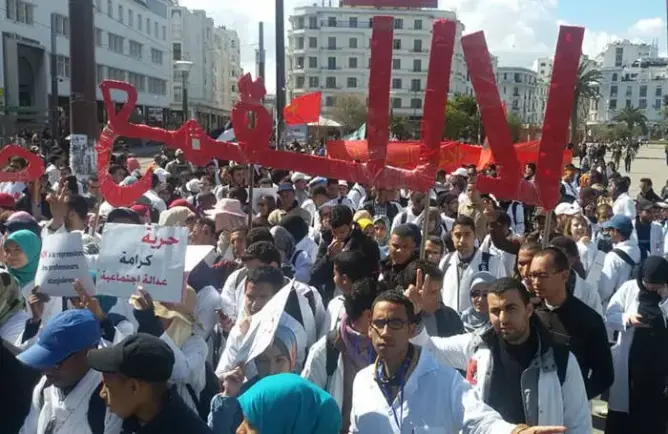 الأساتذة المتدربون يحتجون بالبيضاء ويرفعون شعار “عيطوا على الدولة”