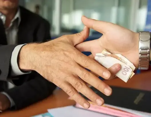 القبض على 3 أشخاص حاولوا إرشاء رجال شرطة للإفراج عن تاجري مخدرات