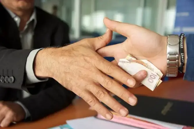 القبض على 3 أشخاص حاولوا إرشاء رجال شرطة للإفراج عن تاجري مخدرات
