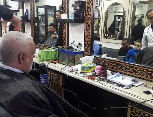 صورة.. ابن كيران عند الحلاق قبل جلسة الصحراء بالبرلمان