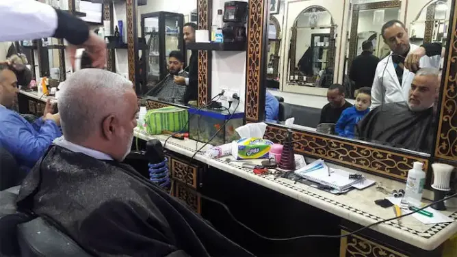 صورة.. ابن كيران عند الحلاق قبل جلسة الصحراء بالبرلمان