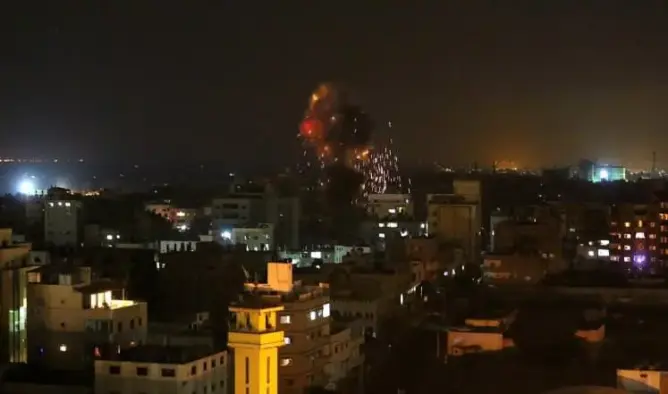 استشهاد طفل فلسطيني وإصابة شقيقه بغارات الاحتلال على غزة