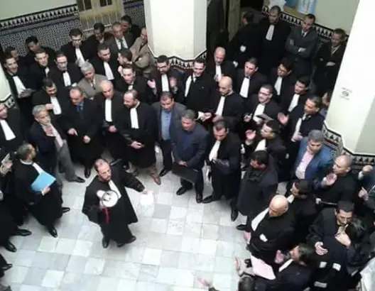محامون يحتجون ضد طرد زميلهم من جلسة بتطوان